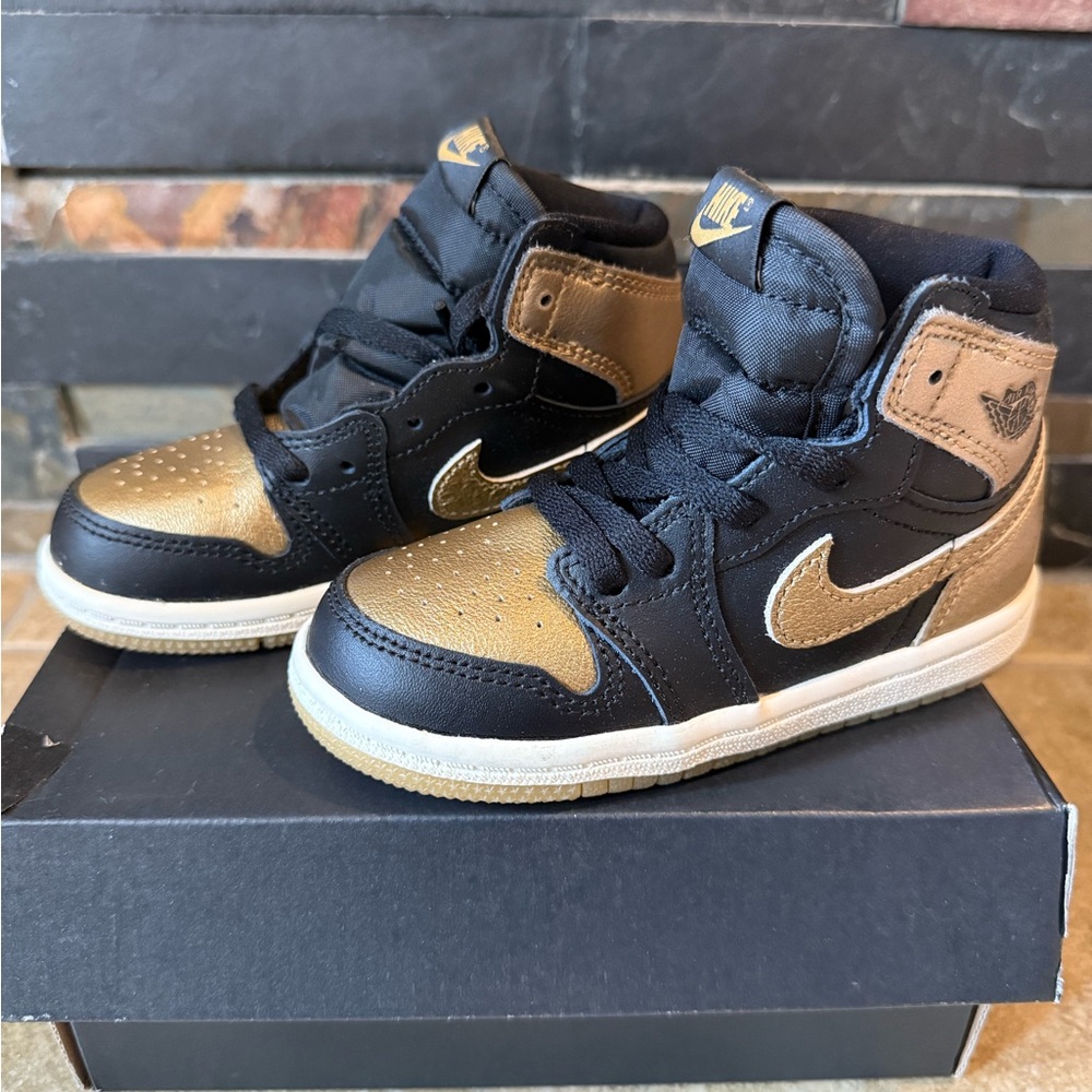 Jordan 1 Retro High OG Black Metallic Gold Size 8c FD1413 071 New FAST SHIPPING - Picture 2 of 7